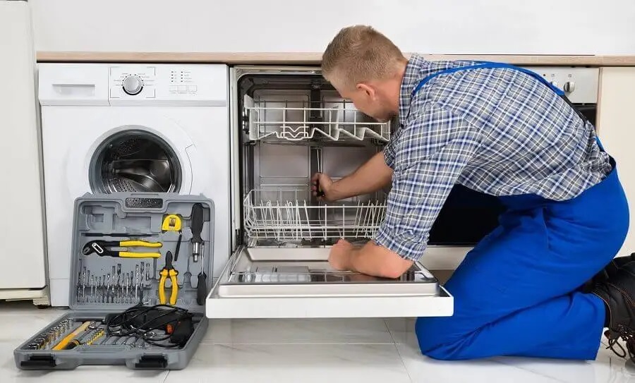 Efeler LG servisi teknisyen ekibi beyaz eşya tamiri yaparken